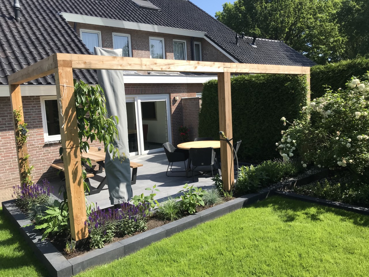 Aangelegde tuin met terras en beplanting